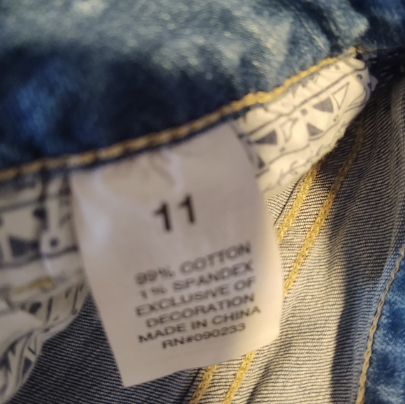 Jean shorts with bling on front size 11 stretchy - Picture 7 of 7